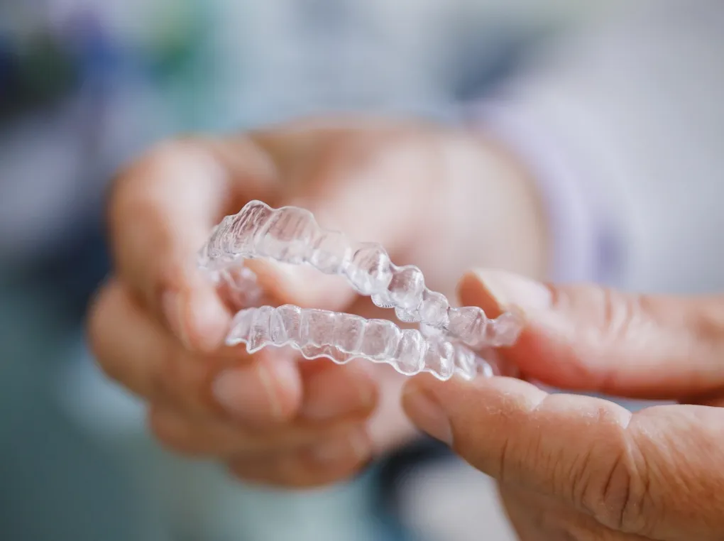 目立たない・見えにくい矯正装置